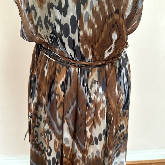 Addressing woman lined sleeveless dress. - Picture 3 of 8